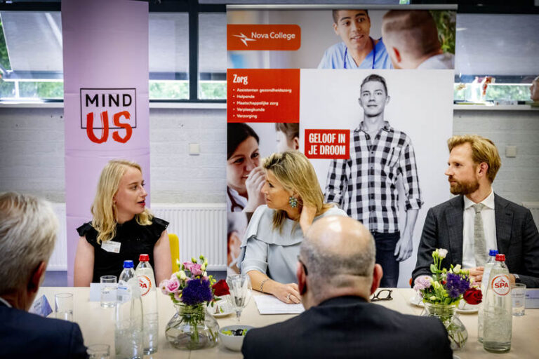Koningin Máxima, erevoorzitter van MIND Us, en minister Wiersma voor Primair en Voortgezet Onderwijs hebben woensdagmiddag 22 juni een werkbezoek gebracht in het kader van scholierenwelzijn in het voortgezet onderwijs en studentenwelzijn in het middelbaar beroepsonderwijs. Het werkbezoek vond plaats op het Nova College in Beverwijk. Foto MInd Robin Utrecht