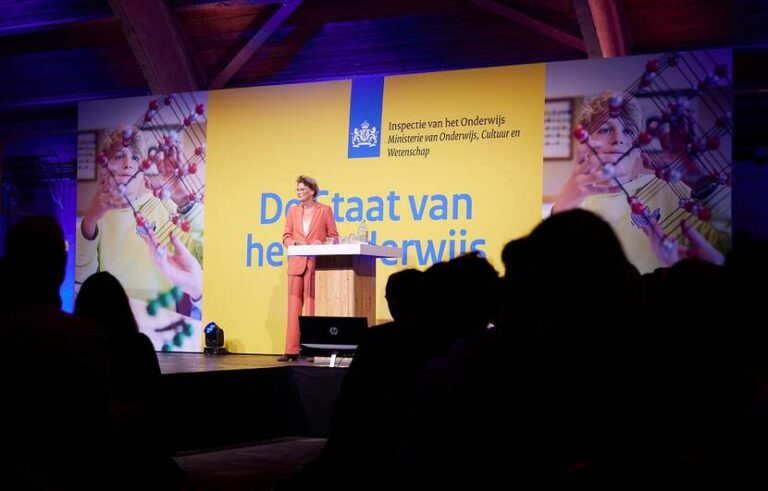 De staat van het onderwijs wordt uitgereikt aan minister Paul van OCW