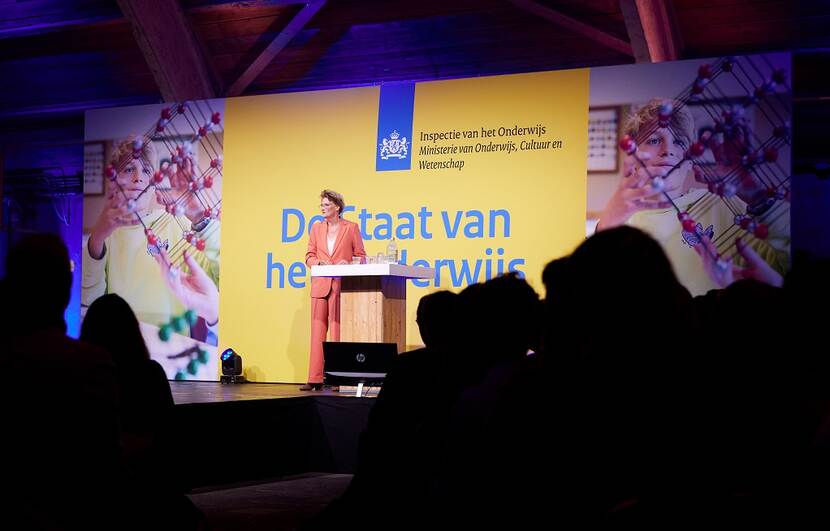 De staat van het onderwijs wordt uitgereikt aan minister Paul van OCW