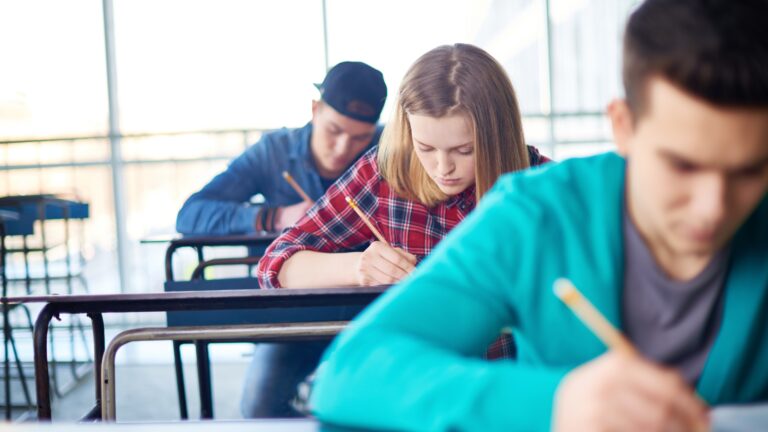 examen studenten aan bureau